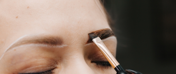Laminado de cejas con henna